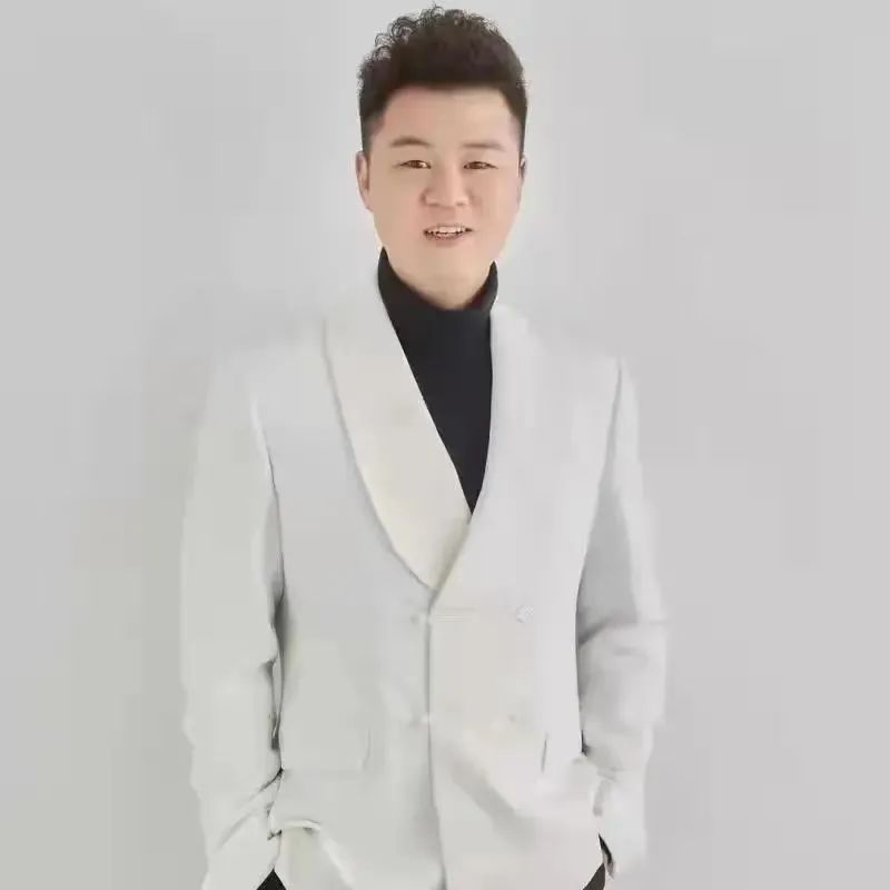 bevictor伟德青年教师任羽创作歌曲《光芒》